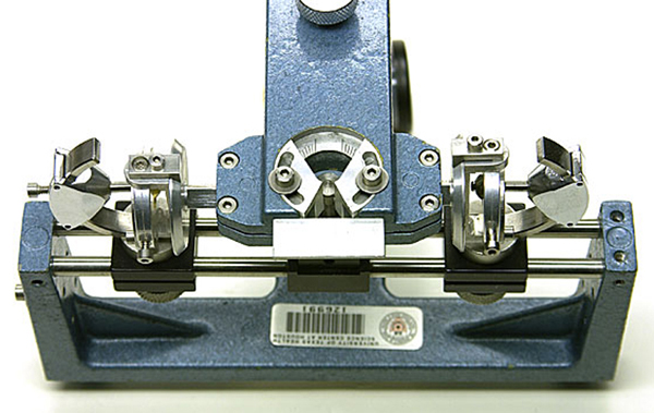 Superior view of the posterior controls. The intercondylar distance is adjustable and the Bennett angle controls are in the center of the instrument.