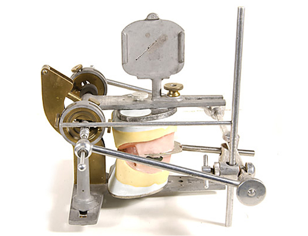 Side view of T - attachment on articulator. The horizontal bar is parallel to the upper member