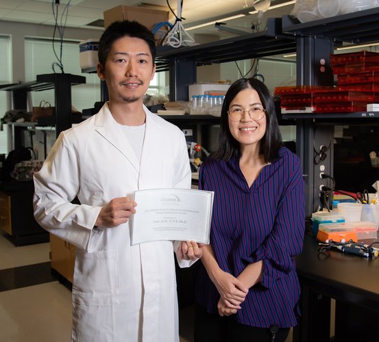 Dr. Yuki Arai (left) displays with his 2022 ASBMR Fund for Research and Education Young Investigator Award. Dr. Arai is a research fellow in Dr. Wanida Ono's laboratory.