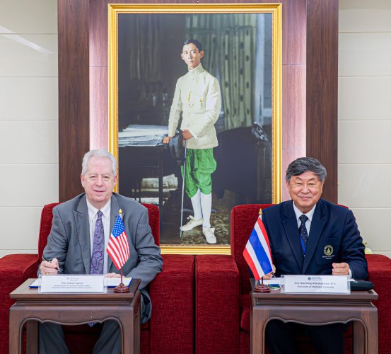 Dr. Robert Spears (left), associate dean for student and academic affairs at UTHealth Houston School of Dentistry, signs a memorandum of understanding alongside Dr. Banchong Mahaisavariya, president of Mahidol University.