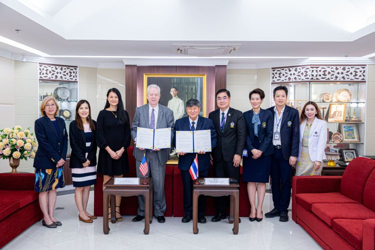 Drs. Robert Spears, Sudarat Kiat-amnuay, and Wanida Ono of UTHealth Houston School of Dentistry with representatives of Mahidol University at the memorandum of understanding signing ceremony.