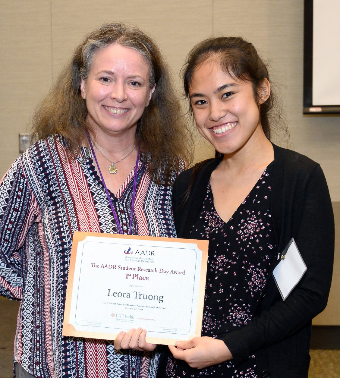 Dr. Gena Tribble, student research coordinator, presented the certificate for first place to Thuy Nhu (Leora) Truong, a third-year dental student.