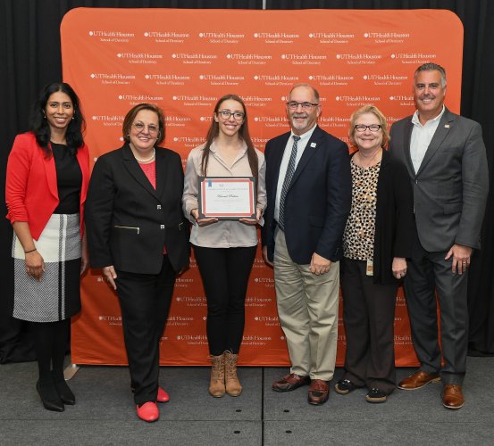 Dental students Hannah Perkins (middle left) was named the 2023 AADOCR Student Research Day Award recipient.
