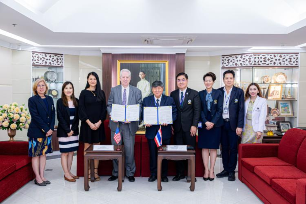 Drs. Robert Spears, Sudarat Kiat-amnuay, and Wanida Ono of UTHealth Houston School of Dentistry with representatives of Mahidol University at the memorandum of understanding signing ceremony.