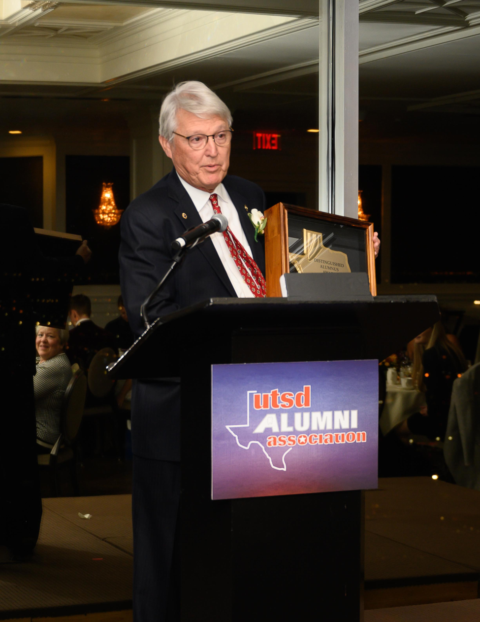 Dr. Glen Hall thanks the UTSD Alumni Association for the award. Photo by Brian Schnupp. Dr. Glen Hall thanks the UTSD Alumni Association for the award. Photo by Brian Schnupp.